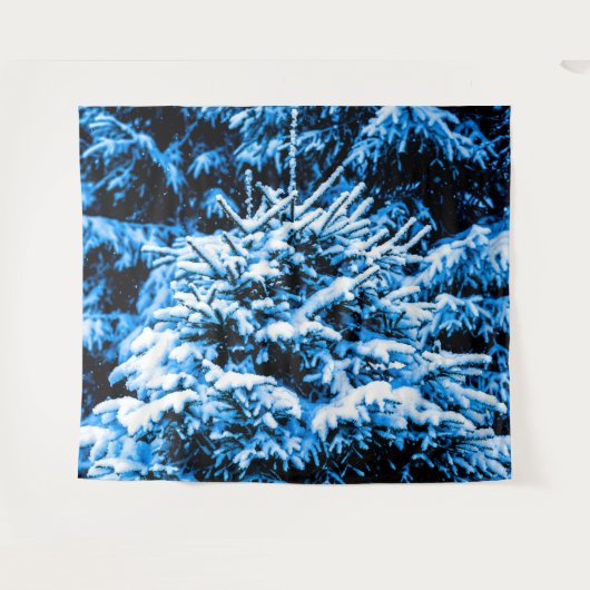 Met sneeuw bedekte kerstboom in het bos wandkleed (Voorkant (horizontaal))