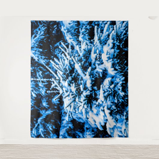 Met sneeuw bedekte kerstboom in het bos wandkleed (Voorkant)