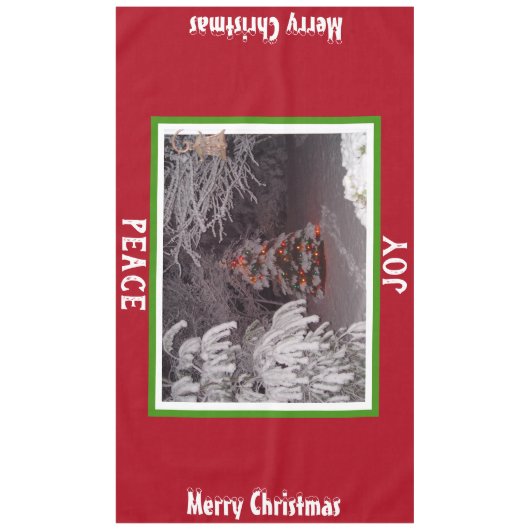 Met sneeuw bedekte kerstboomlichten rood groen gro tafelkleed (Voorkant)