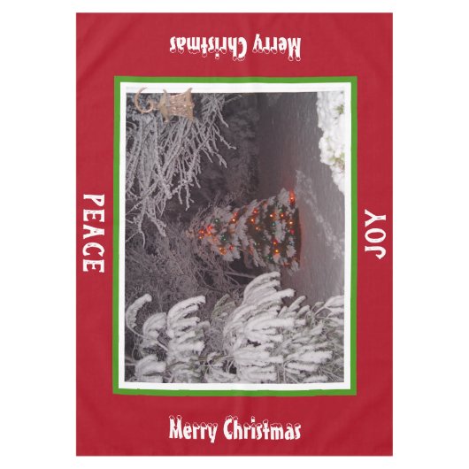 Met sneeuw bedekte kerstboomlichten rood groen. tafelkleed (Voorkant)