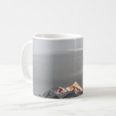MET SNEEUW BEDEKTE MOUNTAINEN KOFFIEMOK (Voorkant links)