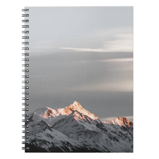 MET SNEEUW BEDEKTE MOUNTAINEN NOTITIEBOEK (Voorkant)