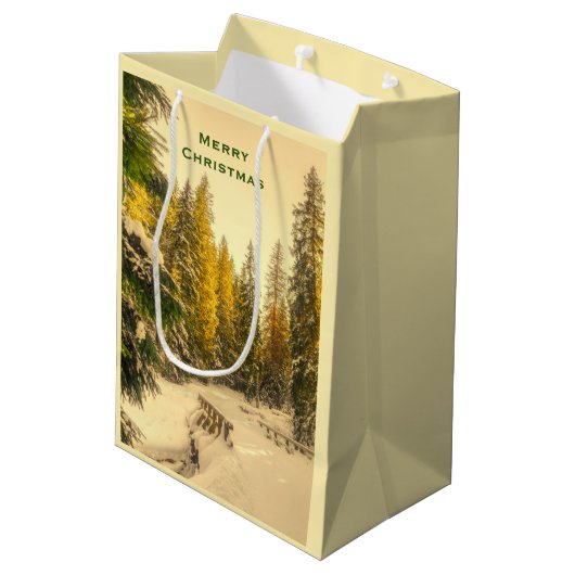 Met sneeuw bedekte pijnbomen bos Kerstmis foto's Medium Cadeauzakje (Achterkant Gekanteld)