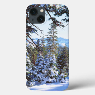 Met sneeuw bedekte rode dennenbomen in de High Sie Case-Mate iPhone Case