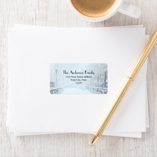 Met sneeuw bedekte straat met bomen en lampvoeten etiket (Insitu)