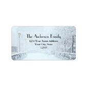 Met sneeuw bedekte straat met bomen en lampvoeten etiket (Voorkant)