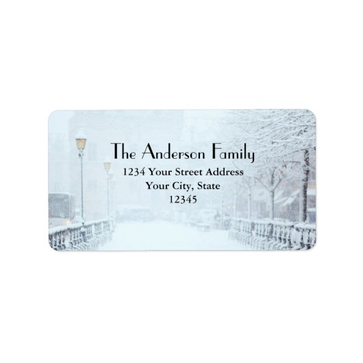 Met sneeuw bedekte straat met bomen en lampvoeten etiket (Voorkant)