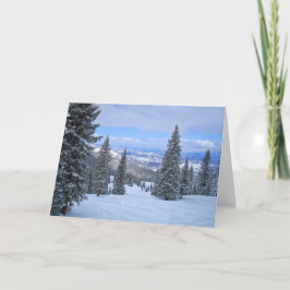 Met sneeuw beklede bomen en bergen feestdagen kaart