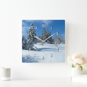 Met sneeuw beklede bomen, mooie wintersceen vierkante klok (Huis)