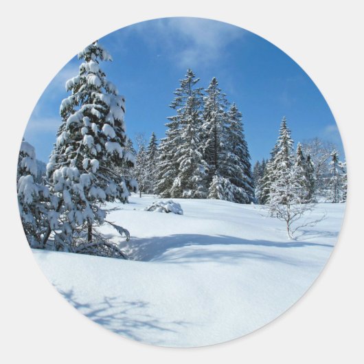 Met sneeuw beklede bomen, wintersceen ronde sticker (Voorkant)
