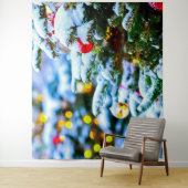 Met sneeuw beklede kerstboom in de openlucht wandkleed (In situ)