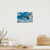 Met trompetten maken vreugdevolle geluiden naar de poster (Keuken)