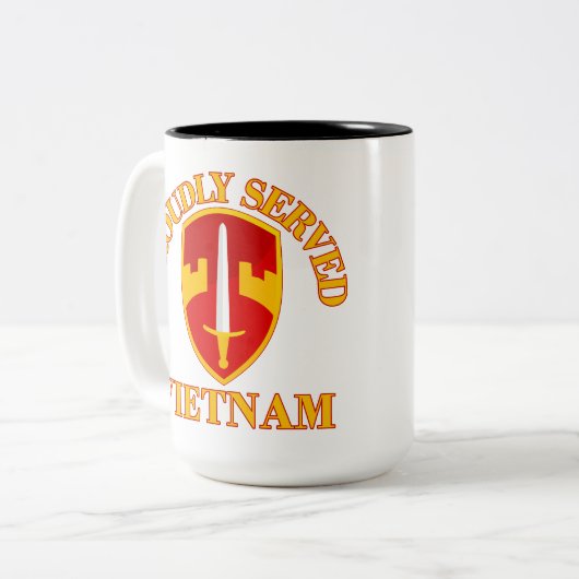 Met trots geserveerd MACV Vietnam Tweekleurige Koffiemok (Voorkant links)
