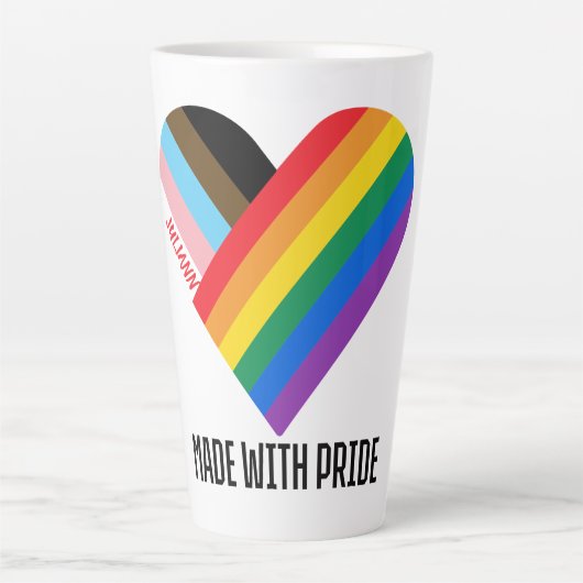 Met trots regenbooghart aangepast modern latte mok (Voorkant)