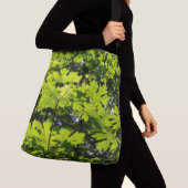 Met zondeklapte bladeren in het bos crossbody tas (Dichtbij)