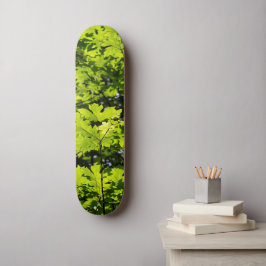 Met zondeklapte bladeren in het bos persoonlijk skateboard