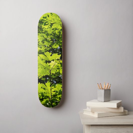 Met zondeklapte bladeren in het bos persoonlijk skateboard (Muurkunst)