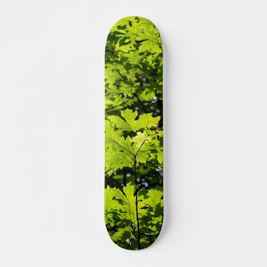 Met zondeklapte bladeren in het bos persoonlijk skateboard (Voorkant)