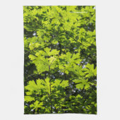 Met zondeklapte bladeren in het bos theedoek (Verticaal)