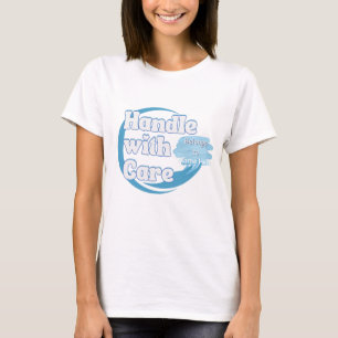 Met Zorg Behandelen – Is van Naam Persoonlijk  T-shirt