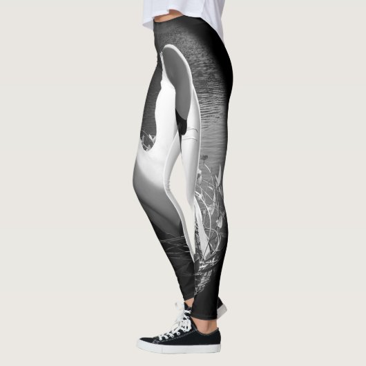 Met zwart-wit gestileerd zwaanvormig afbeelding leggings (Links)