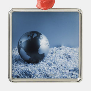 Metaal wereldbol op versneden papier metalen ornament