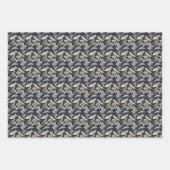 Metaalbladeren op zwart blauw en rood inpakpapier vel (Voorkant)