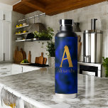 Metaalblauw en goudmonogram A Waterfles<br><div class="desc">Een flesje met geïsoleerd water heeft een metalen gouden letter A op een donkerblauwe,  metalen achtergrond met textuur. Pas aan met aanpasbare naam in gouden lettertypen</div>