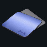 Metaalblauw geborsteld aluminium blikmonogram laptop sleeve<br><div class="desc">Elegante metallische blauwe tinten,  eenvoudige geborstelde aluminium textuur ziet er uit naar een sleeve ontwerp. Aangepast en optioneel monogram/naam. Dit ontwerp is beschikbaar op andere producten. Het komt in verschillende kleurentonen en om het even welke kleur kan door e-mail worden gevraagd.</div>