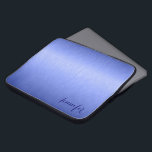 Metaalblauw geborsteld aluminium blikmonogram laptop sleeve<br><div class="desc">Elegante metallische blauwe tinten,  eenvoudige geborstelde aluminium textuur ziet er uit naar een sleeve ontwerp. Aangepast en optioneel monogram/naam. Dit ontwerp is beschikbaar op andere producten. Het komt in verschillende kleurentonen en om het even welke kleur kan door e-mail worden gevraagd.</div>