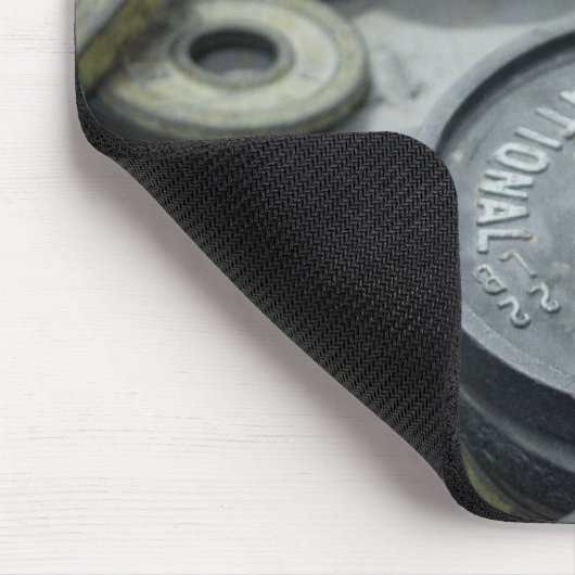 Metaalgewichten verspreid over mousepad muismat (Hoek)