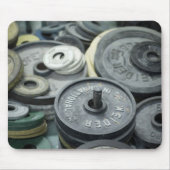 Metaalgewichten verspreid over mousepad muismat (Voorkant)