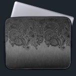 Metaalgrijs en zwarte Paisley Lace Laptop Sleeve<br><div class="desc">Elegant metallisch donkergrijs,  geborsteld aluminium achtergrond met zwarte florale paisley kant.</div>