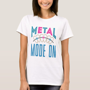 Metaalstand op orthodontistische orthodontistische t-shirt