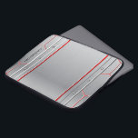 Metaalzilver geometrisch vormgegeven rood accent laptop sleeve<br><div class="desc">Afbeelding van een metallisch zilver geometrisch ontwerp met rode accenten. Koel een modern masculinair ontwerp.</div>