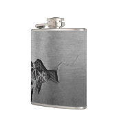 Metalen achtergrond met mechanische schade heupfles (Links)