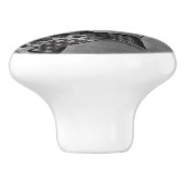 Metalen achtergrond met mechanische schade keramische knop (Zijkant)