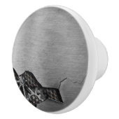 Metalen achtergrond met mechanische schade keramische knop (Rechts)