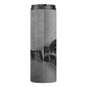 Metalen achtergrond met mechanische schade thermosbeker (Achterkant)