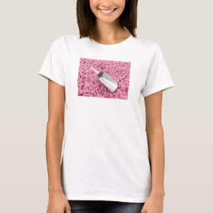 Metalen schep op roze snoepjes t-shirt