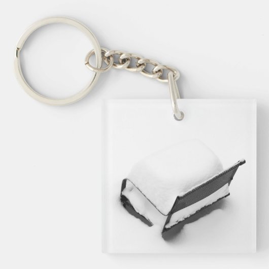 metalen stoel vol sneeuw sleutelhanger (Voorkant)