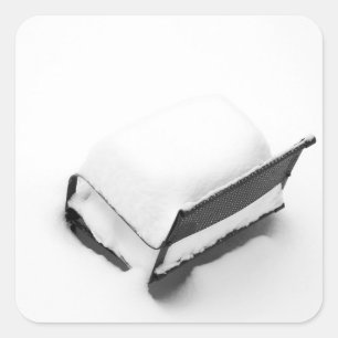  metalen stoel vol sneeuw vierkante sticker