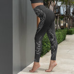 Metallic Black Glitter Personalized Leggings<br><div class="desc">Pas deze zwarte geborstelde metalen en glamoureuze faux-leggings met uw eigen eigen naam eenvoudig aan.</div>