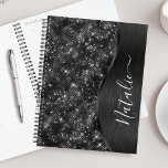 Metallic Black Glitter Personalized Planner<br><div class="desc">Pas deze zwarte geborstelde metalen en glamoureuze faux-planner met uw eigen eigen eigen naam eenvoudig aan.</div>