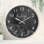 Metallic Black Glitter Personalized Ronde Klok<br><div class="desc">Pas deze zwarte geborstelde metalen en glamoureuze faux-muurklok eenvoudig aan met uw eigen eigen naam.</div>