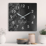 Metallic Black Glitter Personalized Vierkante Klok<br><div class="desc">Pas deze zwarte geborstelde metalen en glamoureuze faux-muurklok eenvoudig aan met uw eigen eigen naam.</div>