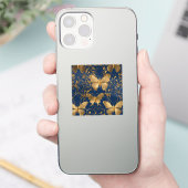 Metallic blauwe vlinders met gouden wijnstokken sticker (Telefoon)