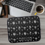 Metallic Bloemen Zwart, Zilver Bloemen Patroon Naa Laptop Sleeve<br><div class="desc">Deze gepersonaliseerde laptophoes heeft metallic look bloemen en laat die pop op de zwarte achtergrond achter. De parelachtige kralen maken dit een uniek modern design dat een statement maakt. Als u de naam wilt wijzigen,  klikt u op de knop personaliseren. A.I. wordt gebruikt in dit ontwerp.</div>