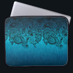 Metallic Blue-achtergrond met zwarte Paisley Lace Laptop Sleeve<br><div class="desc">Elegant metallic aqua blauw,  geborsteld aluminium achtergrond met zwarte florale paisley kant.</div>