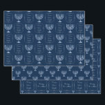 Metallic Filigree Hanukkah Menorah Inpakpapier Vel<br><div class="desc">Hier hebben we een mooi blad voor verpakkingspapier dat perfect is voor het vakantieseizoen. Het eerste vel bevat een metalen filigree menorah en de woorden Peace, Love, Light inside of a decorative lijst op een donkerblauwe achtergrond. Het tweede vel bevat een metalen filigree menorah op een donkerblauwe achtergrond en het...</div>